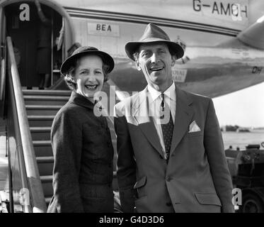 L'attore Peter Cushing e sua moglie Helen all'aeroporto Heathrow di Londra al loro ritorno da Madrid con BEA Liner. Foto Stock