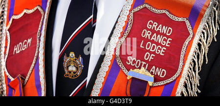 Una sfilata di Orange Order attraversa Glasgow in Scozia. Foto Stock