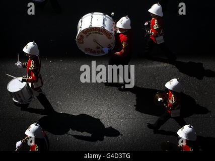 Una sfilata di Orange Order attraversa Glasgow in Scozia. Foto Stock