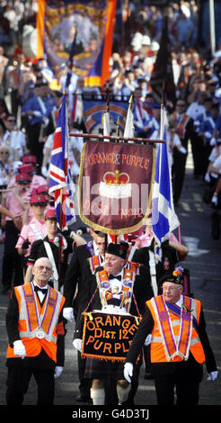 Una sfilata di Orange Order attraversa Glasgow in Scozia. Foto Stock