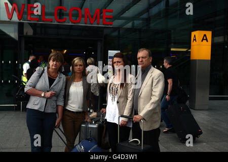 La famiglia Hawker di Lindsay Ann Hawker, assassinata in Giappone, madre Julia (da sinistra a destra), sorella Lisa, sorella Louise e padre Bill, arriva al Terminal 3 dell'aeroporto di Heathrow, Londra, mentre partono per il Giappone. Foto Stock