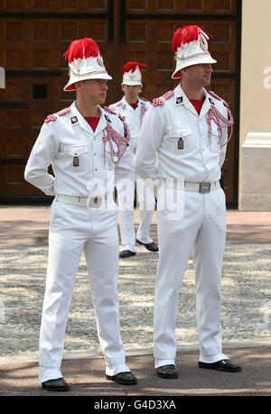 I carabinieri sono guardiani alle nozze del Principe Alberto II di Monaco e di Charlene Wittstock a Place du Palais. Foto Stock