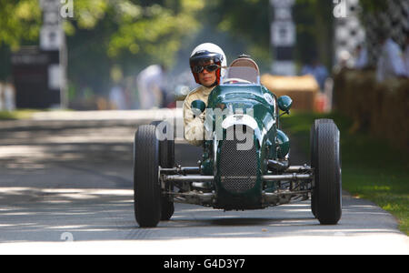 Una macchina corre sulla collina al Goodwood Festival of Speed, vicino a Chichester, West Sussex. Foto Stock