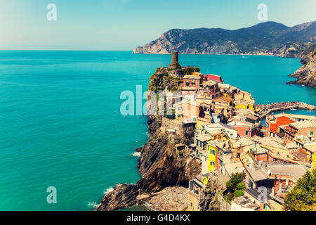 Rocciosa costa del mare. Mar Ligure, visualizzare a Vernazza Village, Cinqe Terre, Italia Foto Stock