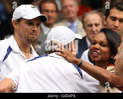 Bob (a sinistra) e Mike Bryan degli Stati Uniti si congratulano con l'ex Segretario di Stato statunitense Condoleezza Rice dopo aver sconfitto Robert Lindstedt e Horia Tecau della Svezia nella loro Gentlemen's Doubles Final durante il giorno dodici dei campionati di Wimbledon 2011 all'All England Lawn Tennis and Croquet Club, Wimbledon. Foto Stock