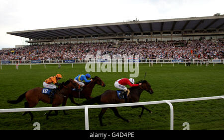 Corse di cavalli - Coral-Eclipse Day - Sandown Park. Refrigerato guidato da Ryan Moore arriva a casa per vincere di più con la puntata di handicap coral.co.uk zecche verdi di fronte a un grande tribuna Foto Stock