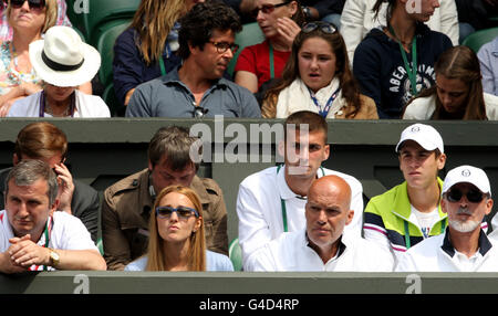Jelena Ristic (seconda a sinistra), fidanzata del serbo Novak Djokovic guarda la sua partita contro la francese Jo Wilfried Tsonga l'undici giorno dei Campionati di Wimbledon 2011 al All England Lawn Tennis and Croquet Club, Wimbledon. Foto Stock