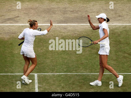 Kveta Peschke della Repubblica Ceca (a sinistra) e Katarina Srebotnik della Slovenia (a destra) festeggiano durante la loro doppia partita contro Sabine Lisicki della Germania e Samantha Stosur dell'Austria nella finale doppia per Signore il dodici° giorno dei Campionati Wimbledon 2011 all'All England Lawn Tennis and Croquet Club di Wimbledon. Foto Stock