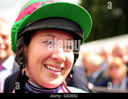 Jockey Hayley Turner è tutto sorrisi dopo aver vinto il Darley Coppa di luglio a Newmarket Foto Stock