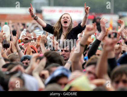 I fan guardano Slash esibirsi sul palco principale al festival musicale T in the Park di Balado Park, vicino a Kinross. Foto Stock