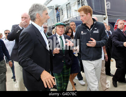 Il principe Harry (a destra) parla con Damon Hill (a sinistra) e Sir Jackie Stewart (al centro) mentre percorrono il paddock prima del Gran Premio di Formula uno Santander al circuito di Silverstone, Northampton. Foto Stock