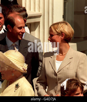 ROYALS si riuniscono per la Regina madre 98esimo compleanno Foto Stock