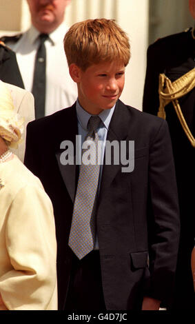 PA NEWS PHOTO 4/8/98 IL PRINCIPE HARRY FUORI DALLA CASA DI CLARENCE, LONDRA, SUL 98° COMPLEANNO DELLA REGINA MADRE. Foto Stock