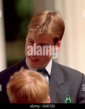 ROYALS si riuniscono per la Regina madre 98esimo compleanno Foto Stock