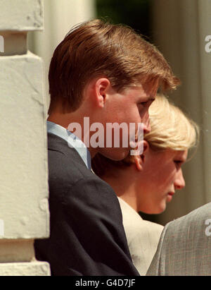 ROYALS si riuniscono per la Regina madre 98esimo compleanno Foto Stock