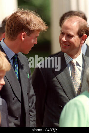 ROYALS si riuniscono per la Regina madre 98esimo compleanno Foto Stock