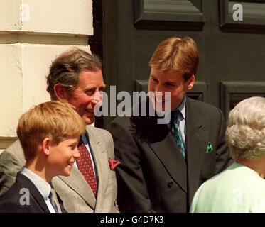 ROYALS si riuniscono per la Regina madre 98esimo compleanno Foto Stock