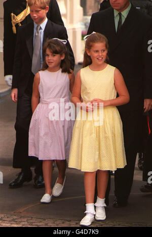PA NEWS PHOTO 4/8/98 I BISNONNI DELLA REGINA MADRE BEATRICE (9, A DESTRA) ED EUGENIE (8), I FIGLI DEL DUCA E DELLA DUCHESSA DI YORK, FUORI DALLA CASA DI CLARENCE, DOVE I MEMBRI DELLA FAMIGLIA REALE SI RADUNARONO CON LA REGINA MADRE PER CELEBRARE IL SUO 98° COMPLEANNO. Foto Stock