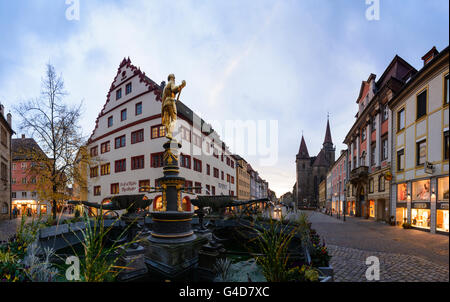 Martin Lutero - Piazza Municipio , il Markgraf- Georg Fontana e la chiesa di San Johannis, in Germania, in Baviera, Baviera, Mittelfran Foto Stock