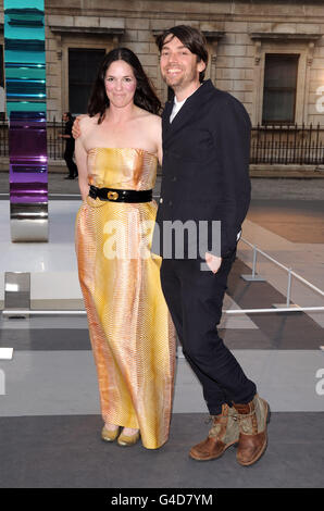 Alex James e sua moglie Claire alla Royal Academy of Arts' Summer Exhibition 2011, presso la Royal Academy of Arts di Piccadilly, nel centro di Londra, che apre al pubblico il 7 giugno. Foto Stock