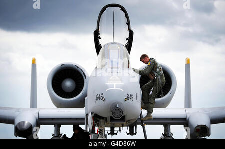 Un pilota esce dall'abitacolo di una US Air Force A-10 Thunderbolt II dopo averla consegnata alla RAF Fairford davanti al Royal International Air Tattoo di questo fine settimana. Foto Stock