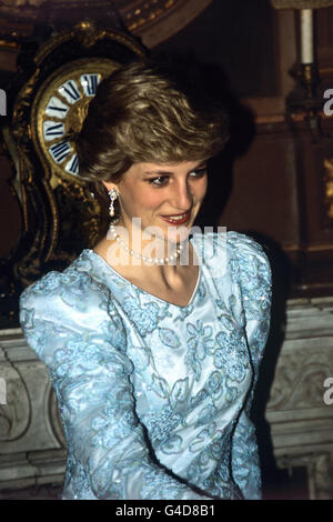 Diana, Principessa del Galles, partecipa a un banchetto al Palazzo della Borsa nella città portoghese settentrionale di Porto. Lei e il principe Carlo erano il terzo giorno della loro visita ufficiale di quattro giorni nel paese. Il suo vestito, di Catherine Walker, è stato creato per il Royal African Tour 1986 ma è stato sostanzialmente ridisegnato intorno al 1987, riapparendo come un abito da sera senza maniche con un scollo molto basso. Foto Stock