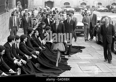 Gli studenti dell'Università di Oporto hanno sparso i loro cappe sul terreno formando un tappeto per Diana, la Principessa del Galles e suo marito il Principe Carlo a camminare quando hanno visitato la Cattedrale di Oporto l'ultimo giorno della loro visita in Portogallo Foto Stock