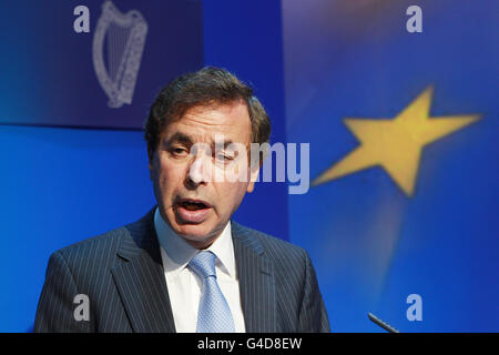 Il ministro irlandese della Giustizia Alan Shatter TD ha raffigurato al Government Press Centre di Dublino, alla conferenza stampa successiva alla pubblicazione del rapporto della Commissione d'inchiesta nella diocesi cattolica di Cloyne. Foto Stock