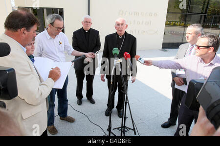 Il Cardinale Sean Brady, capo della Chiesa cattolica in Irlanda (centro), parla al Drumcree Pastoral Centre di Portadown. Foto Stock