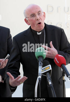 Il Cardinale Sean Brady, capo della Chiesa cattolica in Irlanda, parla al Drumcree Pastoral Centre di Portadown. Foto Stock