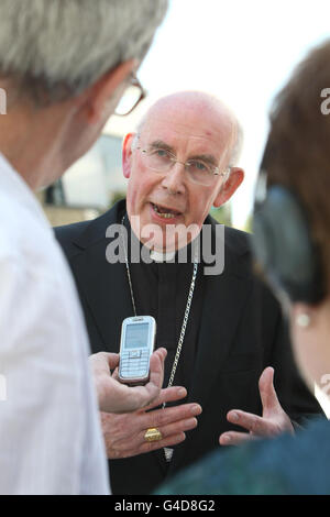 Il Cardinale Sean Brady, capo della Chiesa cattolica in Irlanda, parla al Drumcree Pastoral Centre di Portadown. Foto Stock