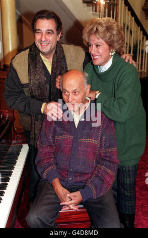 PA NEWS FOTO 16/10/92 Sir George Solti con cantanti di Placido Domingo e dame Kiri te Kanawa DURANTE UN PHOTOCALL per " Otello " in cui Sir George sarà in conduzione e celebra il suo 80esimo compleanno presso la Royal Opera House di Londra che si aprirà con un royal GALA Foto Stock