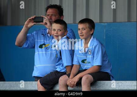 Calcio - Pre Season friendly - Nuneaton Town / Coventry City - Triton Showers Community Arena. I fan di Coventry City si immergersi nell'atmosfera Foto Stock