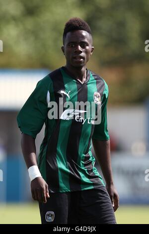 Calcio - Pre Season friendly - Nuneaton Town v Coventry City - Triton Showers Community Arena. Gael Bigirimana, città di Coventry Foto Stock