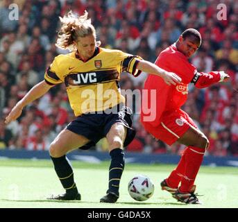 Emmanuel Petit dell'Arsenal (a sinistra) si allontana da Paul Ince di Liverpool durante la prima partita di oggi (sabato) di fa Carling ad Anfield. Foto di Peter Wilcock/PA. Foto Stock