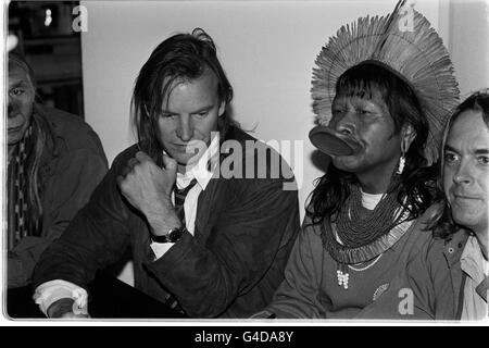 PA NEWS PHOTO 28/4/89 ROCK STAR STING CON KAYAPO INDIAN CHIEF RAONI IN UNA LIBRERIA LONDINESE DOVE HANNO FIRMATO COPIE DI 'JUNGLE STORIES - THE FIGHT FOR THE AMAZON'. LA COPPIA È IN TOURNÉE IN EUROPA PER CERCARE DI FERMARE LA DISTRUZIONE DI AMAZONIA. LE ROYALTY DERIVANTI DALLE VENDITE DEL LIBRO VERRANNO VENDUTE ALLA FONDAZIONE DELLA FORESTA PLUVIALE. Foto Stock