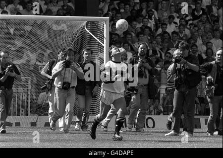 PA NEWS PHOTO 19/8/89 IL NUOVO PRESIDENTE MICHAEL KNIGHTON DI MANCHESTER UNITED, CHE IERI HA ACQUISTATO IL CLUB PER 20 MILIONI DI PERSONE, MOSTRA LA SUA ABILITÀ DI PALLA AI FOTOGRAFI E ALLA FOLLA DEL VECCHIO TRAFFORD PRIMA DELLA PRIMA PARTITA DI DIVISIONE DELLA SUA SQUADRA CONTRO ARSENAL. UNITED HA POI VINTO 4-1 Foto Stock