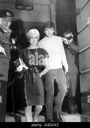 PA NEWS PHOTO 18/8/65: FOTOGRAFO DAVID BAILEY E ATTRICE FRANCESE CATHERINE DENEUVE A ST. PANCRAS TOWN HALL REGISTRY OFFICE A LONDRA DOPO LA CERIMONIA DEL MATRIMONIO. MATRIMONIO Foto Stock