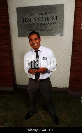 Lagi Setu nel suo anno sabbatico dalla lega australiana di rugby, si pone alla Chiesa dei Santi degli ultimi giorni, Rhiwbina, Cardiff. PREMERE ASSOCIAZIONE foto. Data immagine: Martedì 19 luglio 2011. Credito fotografico Nick Potts/PA Wire. Foto Stock