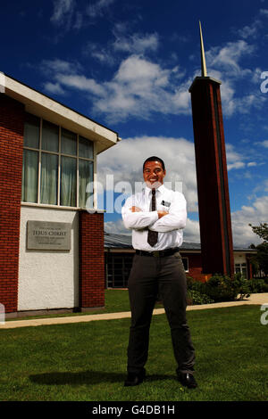 Lagi Setu nel suo anno sabbatico dalla lega australiana di rugby, si pone alla Chiesa dei Santi degli ultimi giorni, Rhiwbina, Cardiff. PREMERE ASSOCIAZIONE foto. Data immagine: Martedì 19 luglio 2011. Credito fotografico Nick Potts/PA Wire. Foto Stock