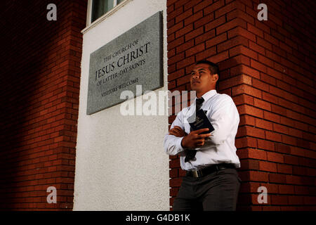 Lagi Setu nel suo anno sabbatico dalla lega australiana di rugby, si pone alla Chiesa dei Santi degli ultimi giorni, Rhiwbina, Cardiff. PREMERE ASSOCIAZIONE foto. Data immagine: Martedì 19 luglio 2011. Credito fotografico Nick Potts/PA Wire. Foto Stock