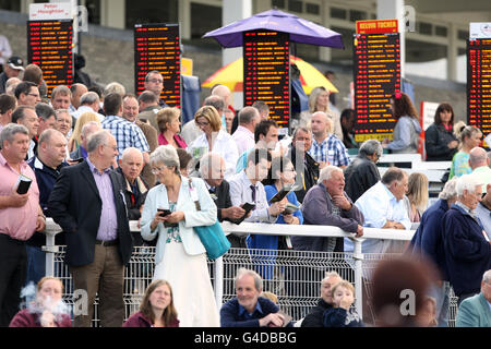 Corse di cavalli - Summer Race Night - Ippodromo di Chepstow. Una vista generale delle zone dello spettatore imballate vicino alle tribune si alza all'ippodromo di Chepstow Foto Stock