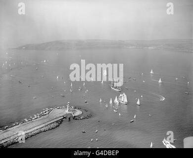 Una fotografia aerea delle navi delle 1964 gare internazionali di addestramento alla vela, che si svolgono da Plymouth a Lisbona. La nave a tre alberi è la nave danese Danmark. Foto Stock