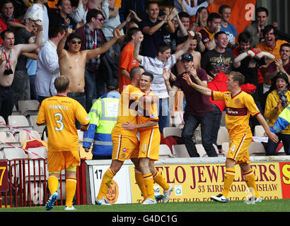 Motherwell's Jamie Murphy (Right Center) festeggia con Michael Higdon dopo aver segnato durante la partita della Clydesdale Bank Scottish Premier League al Fir Park di Motherwell. Foto Stock