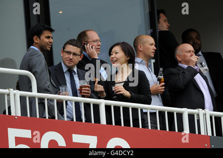 Cricket - Friends Life Twenty20 - South Group - Surrey Lions / Middlesex Panthers - The Kia Oval. I fan si godono un drink mentre osservano l'azione dalle bancarelle Foto Stock