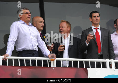 Cricket - Friends Life Twenty20 - South Group - Surrey Lions / Middlesex Panthers - The Kia Oval. I fan si godono un drink mentre osservano l'azione dalle bancarelle Foto Stock