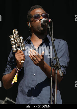 Tunde Adebimpe della TV sulla radio che si esibisce sul palco della Piramide al Festival di musica di Glastonbury che si tiene presso la Worthy Farm, Pilton. Foto Stock