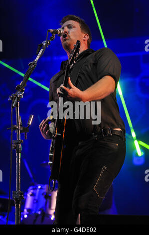 Josh Homme of Queens of the Stone Age si esibisce sull'altro palcoscenico al Glastonbury Music Festival che si tiene presso la Worthy Farm di Pilton. Foto Stock