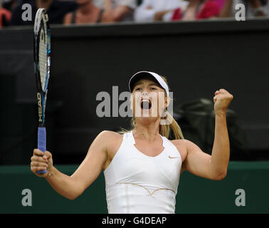 La russa Maria Sharapova festeggia la sconfitta della Slovacchia Dominika Cibulkova durante l'ottavo giorno dei Campionati di Wimbledon 2011 all'All England Lawn Tennis and Croquet Club di Wimbledon. Foto Stock