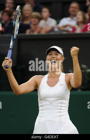 La russa Maria Sharapova festeggia la sconfitta della Slovacchia Dominika Cibulkova durante l'ottavo giorno dei Campionati di Wimbledon 2011 all'All England Lawn Tennis and Croquet Club di Wimbledon. Foto Stock